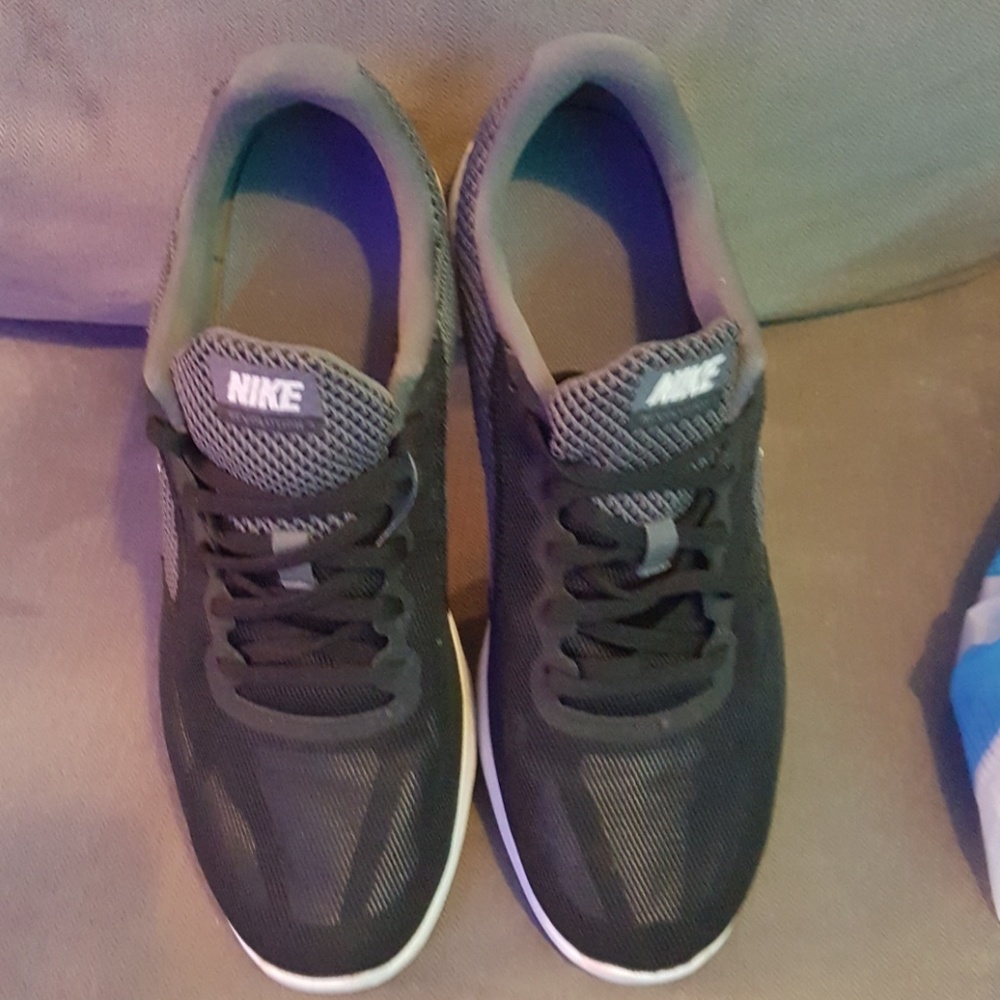 SALE !!!! Nike Running shoe SZ 10.5 Blk/Gry mesh